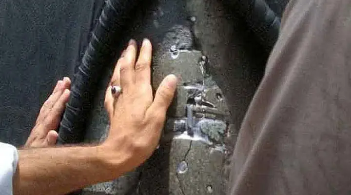 crack-in-the-Holy-Kaaba crack-in-the-Holy-Kaaba