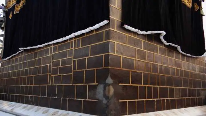 Why-is-there-a-crack-in-the-Holy-Kaaba Why-is-there-a-crack-in-the-Holy-Kaaba